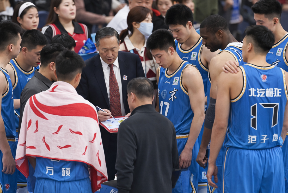 北京男篮锁定强援戴维斯，月底前有望加盟，剑指总冠军再发力！